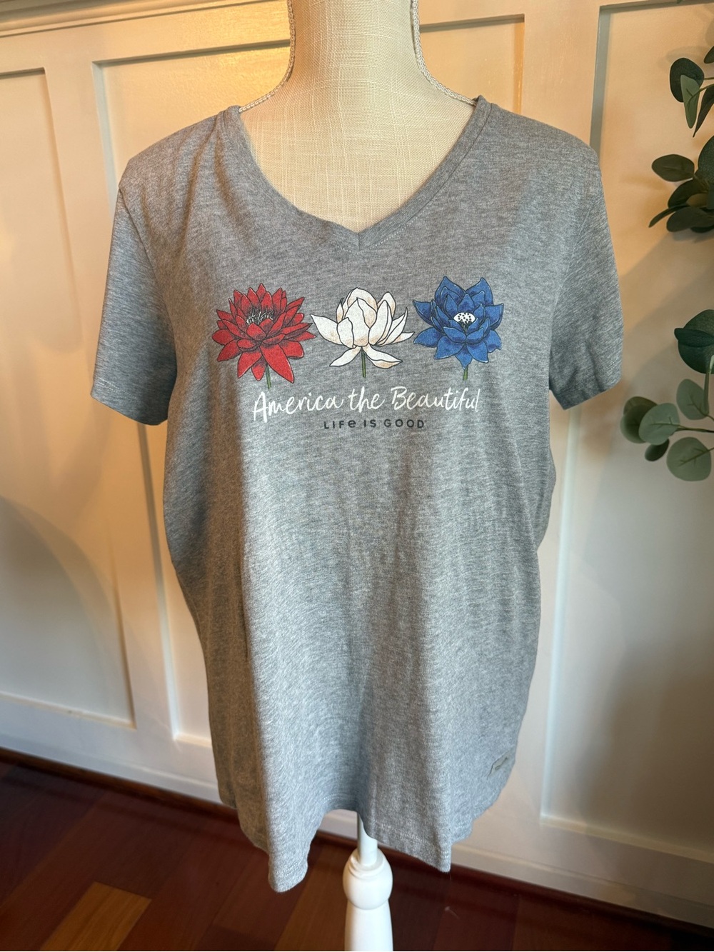 Life Is Good America the Beautiful V Neck Tee Women's Large